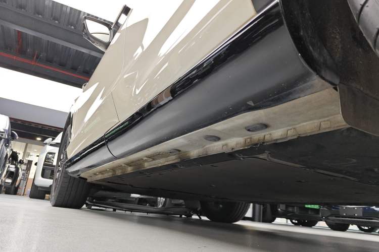 Used IM LS7 2023 90 kWh Elite All-Wheel-Drive Version Left Side Sill