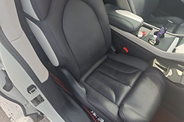 Used IM LS7 2023 90 kWh Elite Rear-Drive Version Right Front Seat