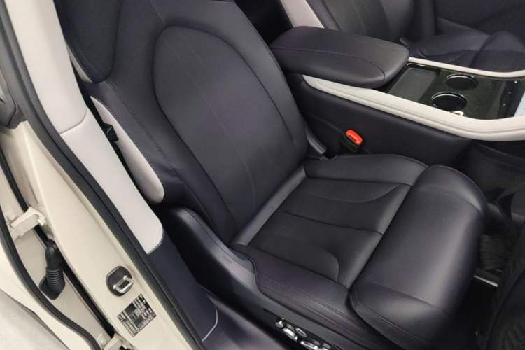 Used IM LS7 2023 90 kWh Elite All-Wheel-Drive Version Right Front Seat
