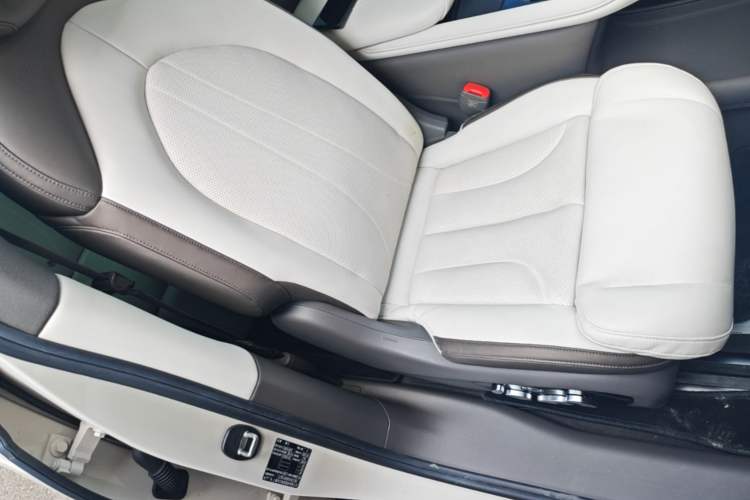 Used IM LS7 2023 90 kWh Elite Rear-Drive Version Right Front Seat