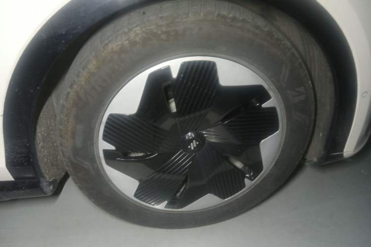 Used IM LS7 2023 90 kWh Elite Rear-Drive Version Right Front Wheel Hub