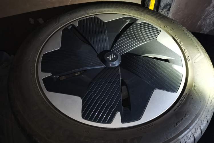 Used IM LS7 2023 90 kWh Elite Rear-Drive Version Right Front Wheel Hub