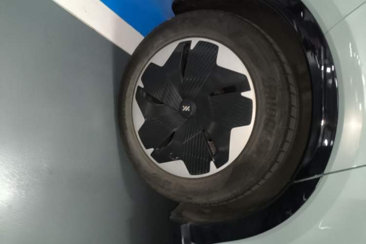 Used IM LS7 2023 90 kWh Elite Rear-Drive Version Right Rear Wheel Hub