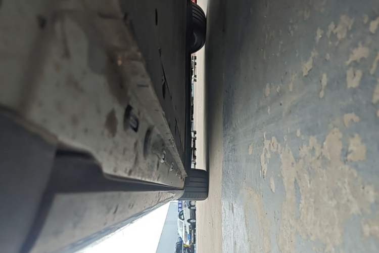 Used IM LS7 2023 90 kWh Elite All-Wheel-Drive Version Right Side Sill