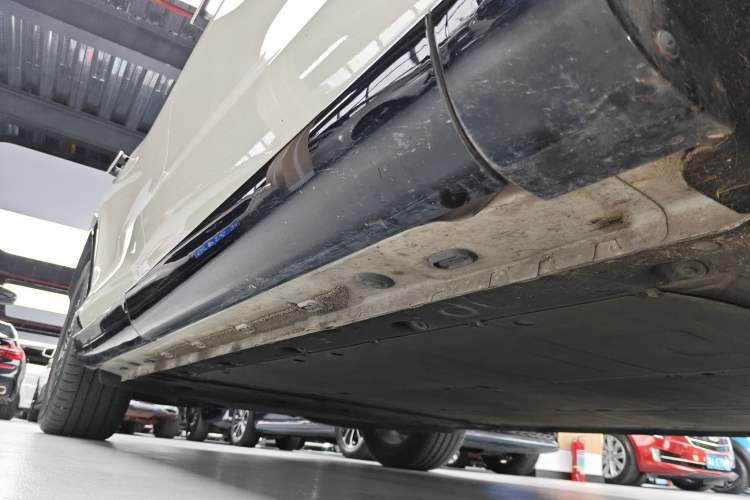 Used IM LS7 2023 90 kWh Elite All-Wheel-Drive Version Right Side Sill