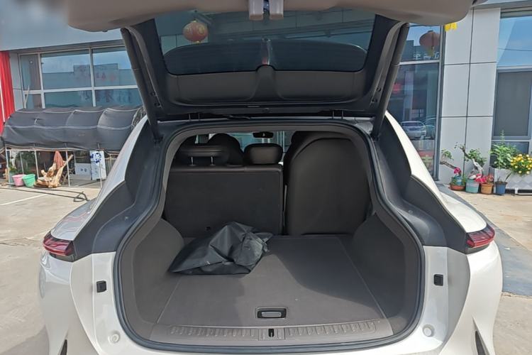 Used IM LS7 2023 90 kWh Elite All-Wheel-Drive Version Trunk