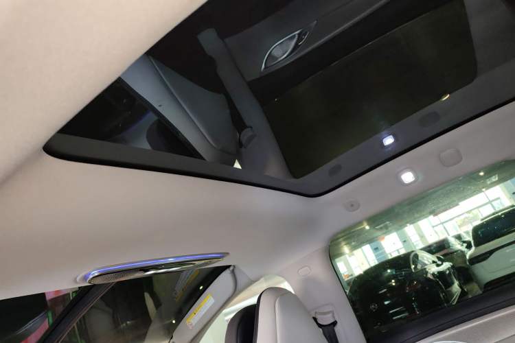 Used IM LS7 2023 100kWh Lux Rear-Drive Version Headliner