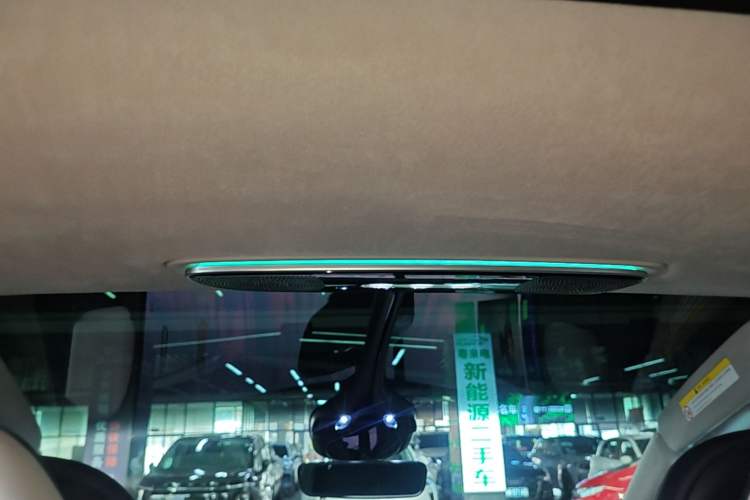 Used IM LS7 2023 100kWh Lux All-Wheel-Drive Version Headliner