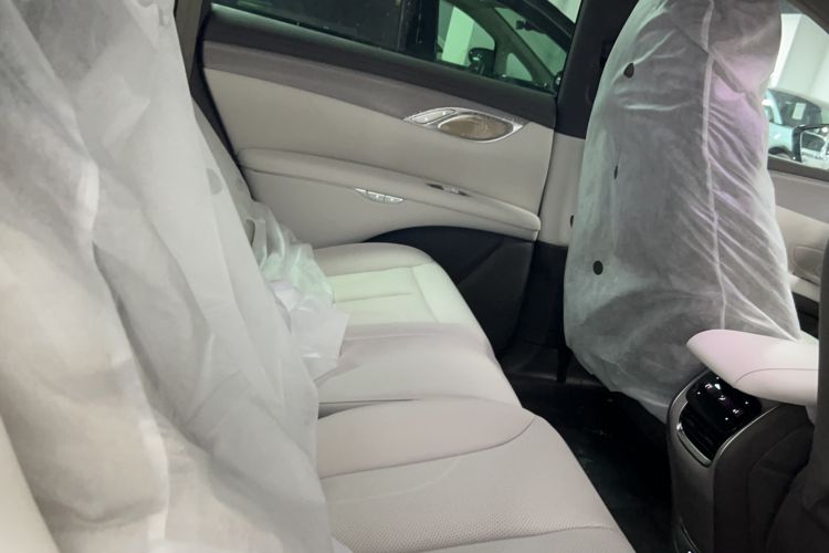 Used IM LS7 2023 90 kWh Elite Rear-Drive Version Interior 4