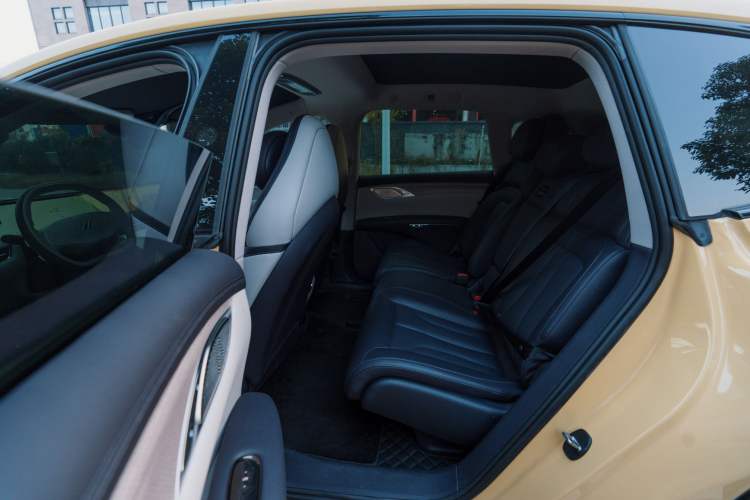 Used IM LS7 2023 90 kWh Elite Rear-Drive Version Interior 4
