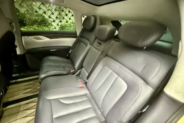 Used IM LS7 2023 100kWh Pro All-Wheel-Drive Version Interior 6