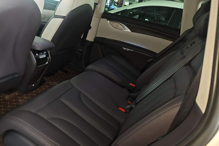 Used IM LS7 2023 100kWh Lux All-Wheel-Drive Version Left Rear Seat