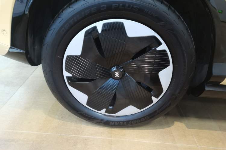 Used IM LS7 2023 90 kWh Elite Rear-Drive Version Right Rear Wheel Hub