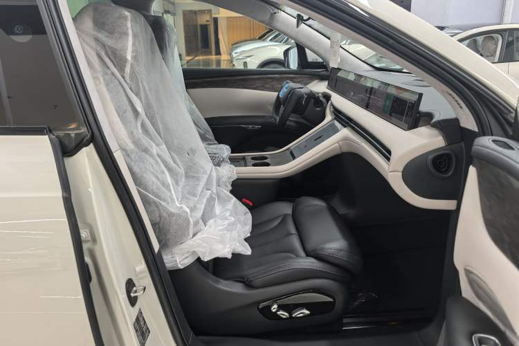 Used IM LS7 2024 90 kWh Max Elite Rear-Drive Version Interior 5