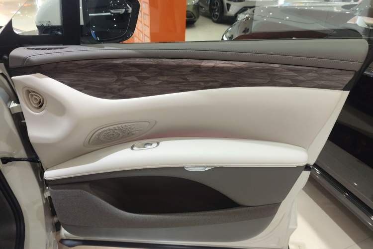 Used IM LS7 2024 90 kWh Max Elite Rear-Drive Version Interior 5