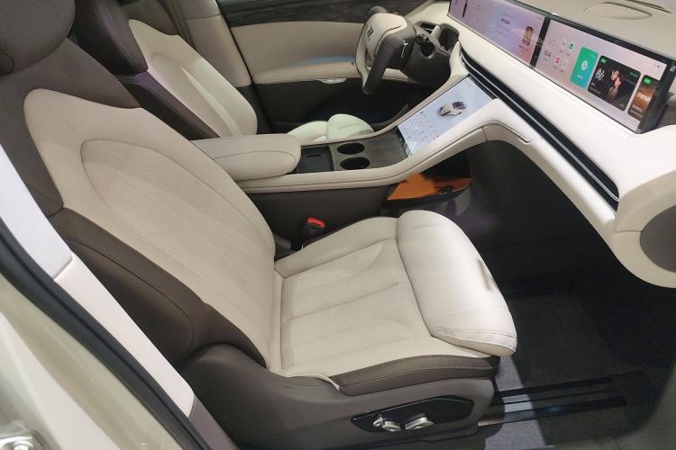 Used IM LS7 2024 90 kWh Max Elite Rear-Drive Version Right Front Seat