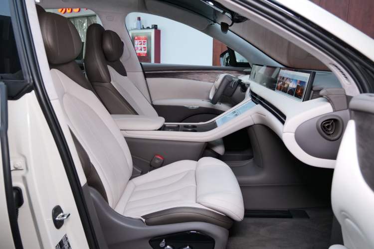 Used IM LS7 2024 90 kWh Max Elite Rear-Drive Version Interior 3
