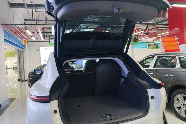 Used IM LS7 2024 90 kWh Max Elite Rear-Drive Version Interior 5