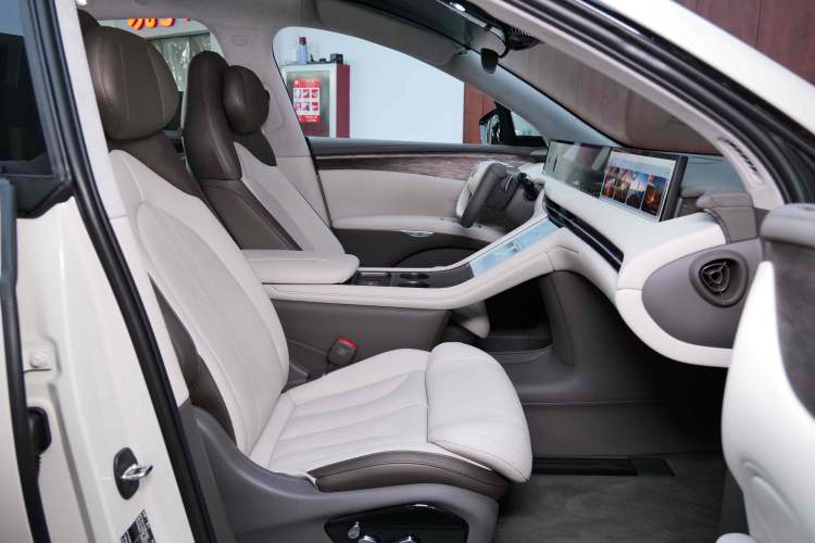 Used IM LS7 2024 90 kWh Max Elite Rear-Drive Version Interior 5