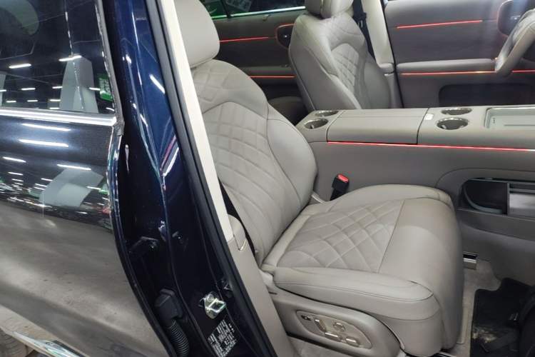 Used IM LS9 2026 Model 52 Ultra Right Front Seat
