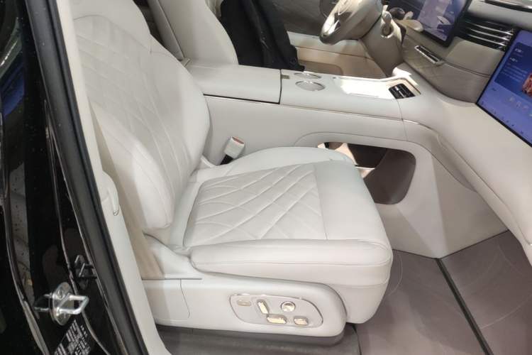 Used IM LS9 2026 Model 52 Ultra Right Front Seat