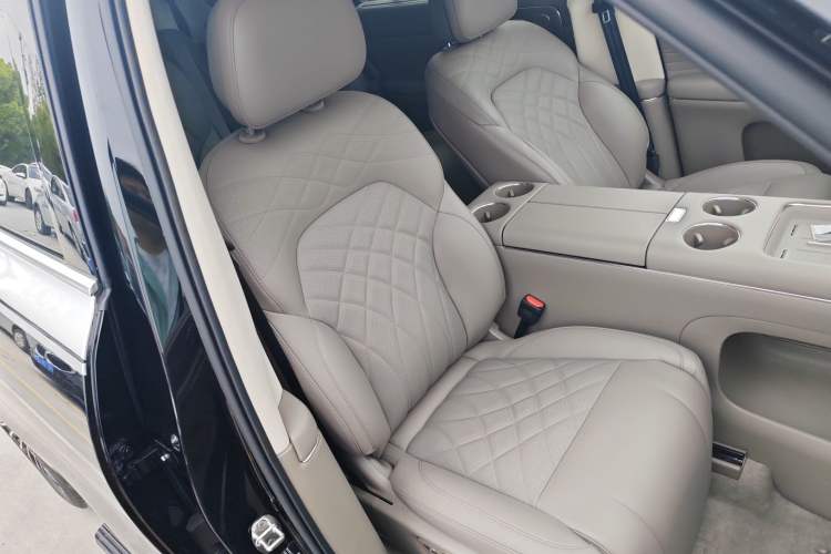Used IM LS9 2026 Model 52 Ultra Right Front Seat