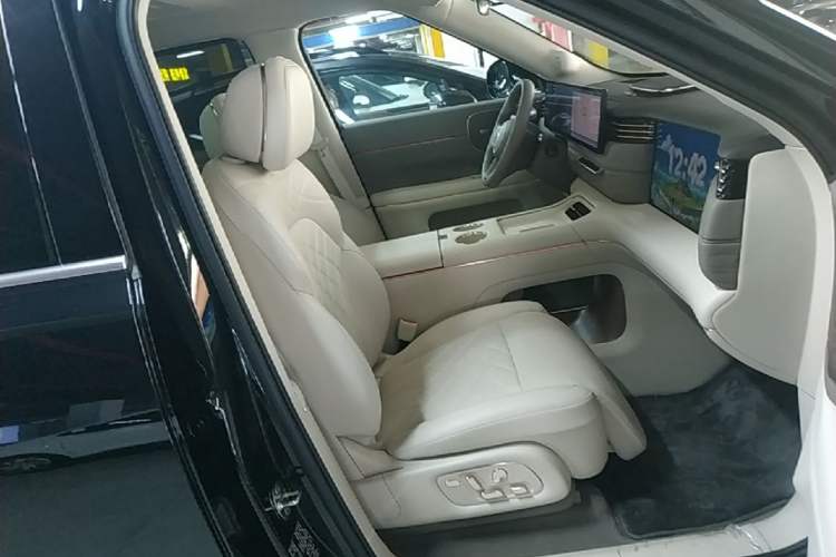 Used IM LS9 2026 Model 66 Ultra Right Front Seat