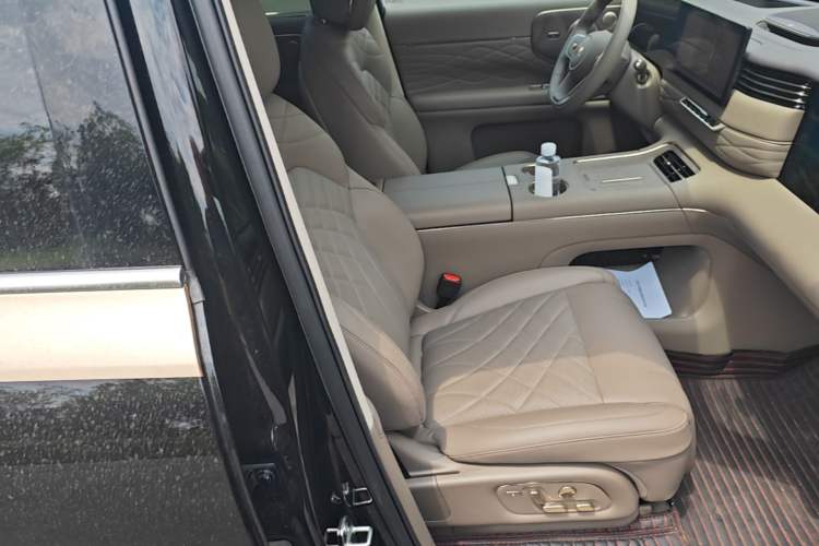 Used IM LS9 2026 Model 52 Ultra Right Front Seat