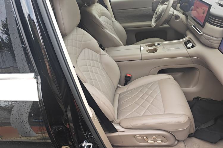 Used IM LS9 2026 Model 52 Ultra Right Front Seat