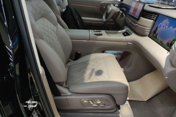 Used IM LS9 2026 Model 52 Ultra Right Front Seat