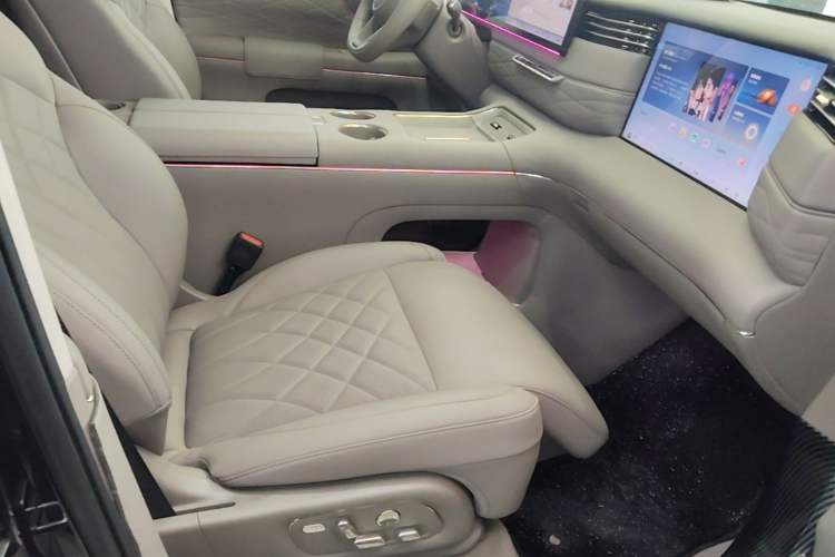 Used IM LS9 2026 Model 66 Ultra Right Front Seat