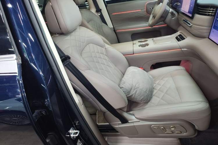 Used IM LS9 2026 Model 52 Ultra Right Front Seat