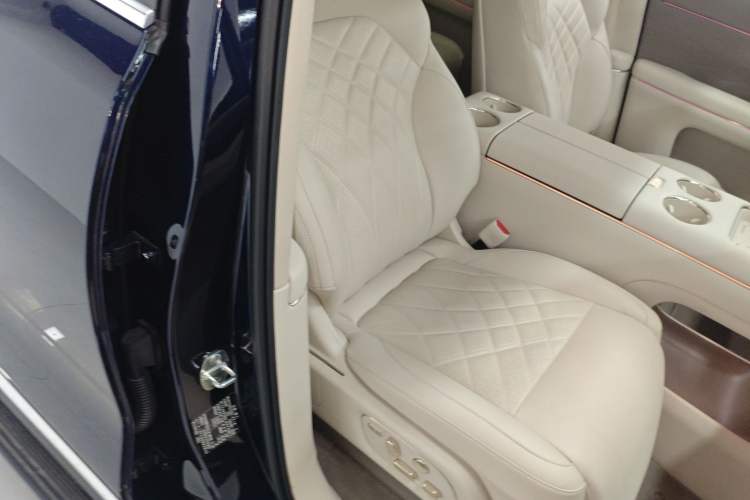 Used IM LS9 2026 Model 66 Ultra Right Front Seat