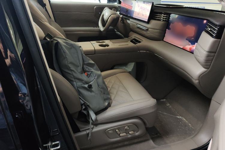 Used IM LS9 2026 Model 52 Ultra Right Front Seat