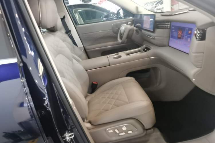 Used IM LS9 2026 Model 52 Ultra Right Front Seat
