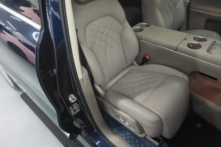 Used IM LS9 2026 Model 66 Ultra Right Front Seat