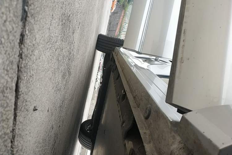 Used IM LS9 2026 Model 52 Ultra Right Side Sill