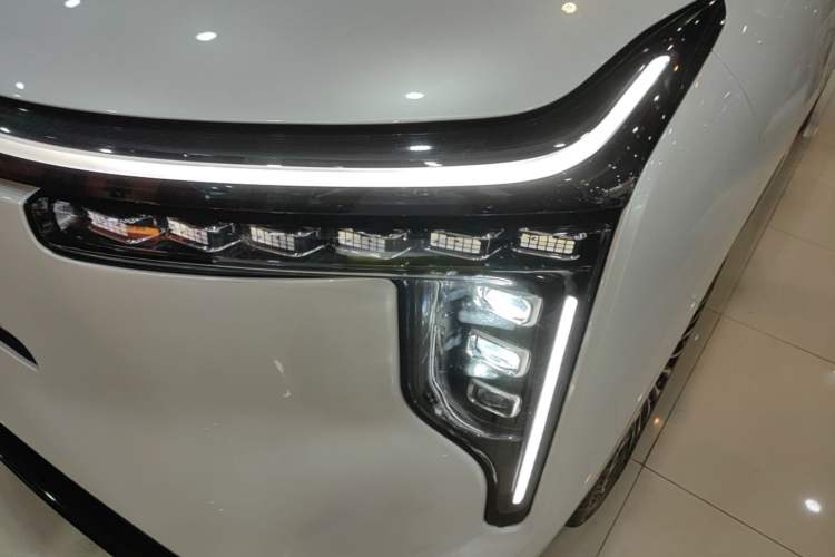 Used IM LS9 2026 Model 52 Ultra Left Front Headlight