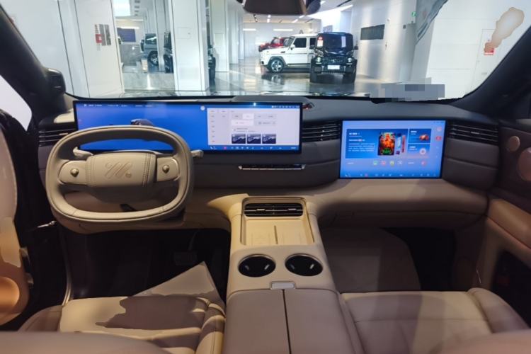 Used IM Zhiji LS8 2026 Model 66 Ultra Luxury Six-Seat Center Console
