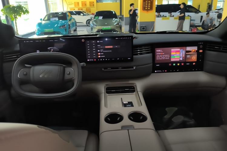 Used IM Zhiji LS8 2026 Model 66 Ultra Tech Flagship Five-Seat Center Console