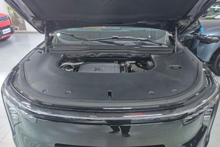 Used IM Zhiji LS8 2026 Model 66 Ultra Tech Flagship Five-Seat Engine Bay