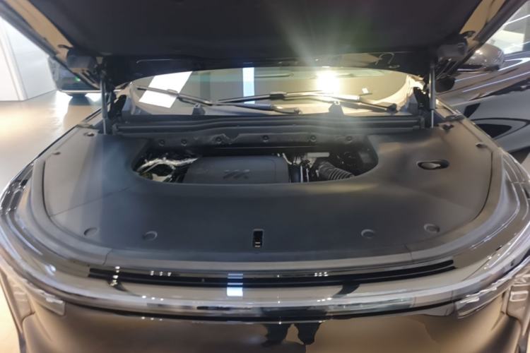 Used IM Zhiji LS8 2026 Model 66 Ultra Luxury Six-Seat Engine Bay