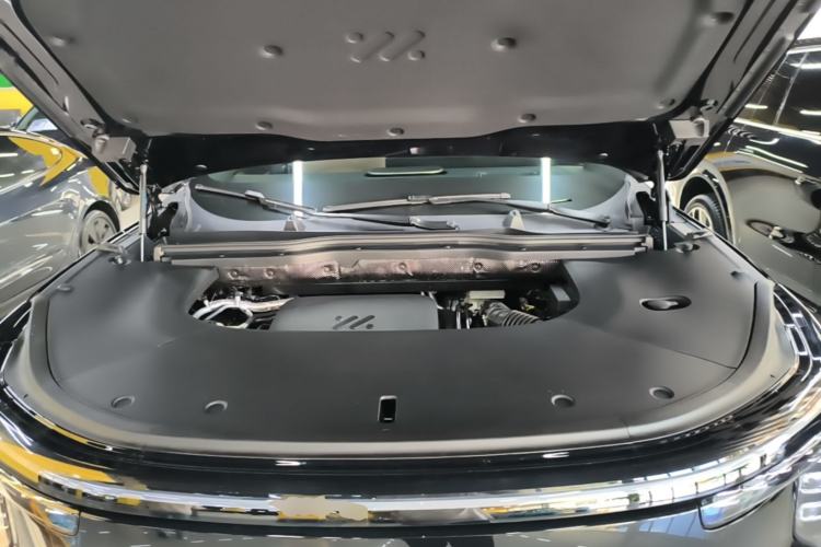 Used IM Zhiji LS8 2026 Model 66 Ultra Tech Flagship Five-Seat Engine Bay