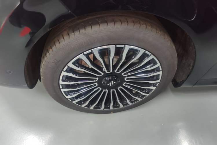 Used IM Zhiji LS8 2026 Model 52 Max+ Tech Flagship Five-Seat Left Front Wheel Hub
