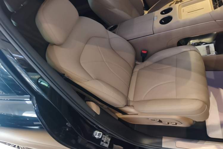 Used IM Zhiji LS8 2026 Model 66 Ultra Luxury Six-Seat Right Front Seat