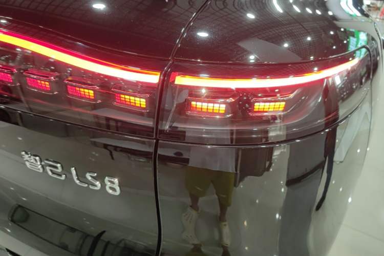 Used IM Zhiji LS8 2026 Model 52 Max+ Tech Flagship Five-Seat Right Rear Taillight