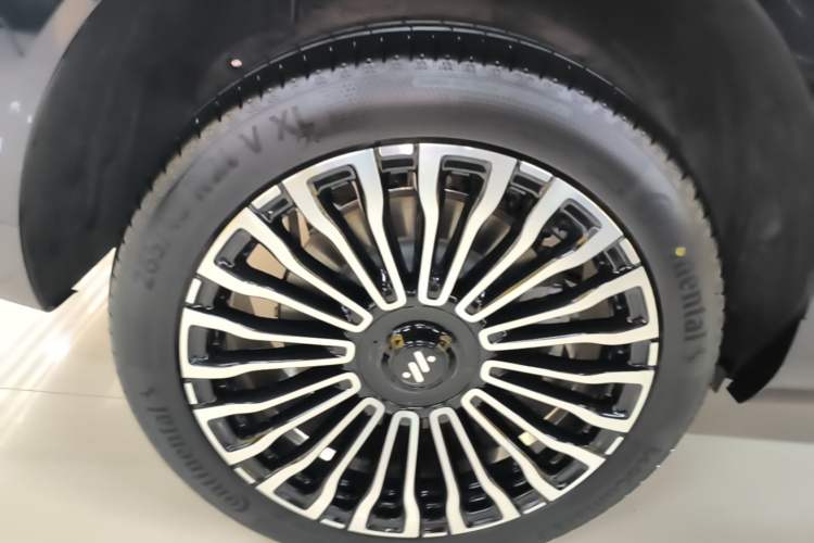 Used IM Zhiji LS8 2026 Model 66 Ultra Tech Flagship Five-Seat Right Rear Wheel Hub