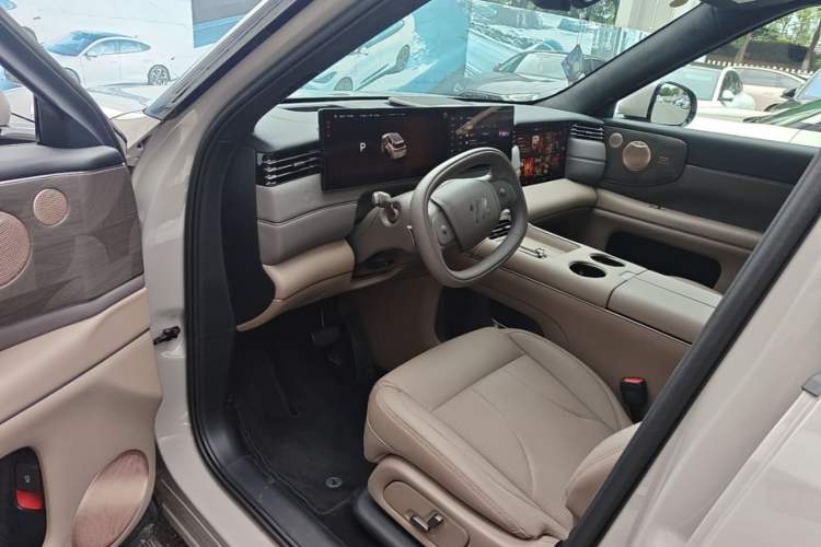 Used IM Zhiji LS8 2026 Model 66 Ultra Tech Flagship Five-Seat Driver Seat