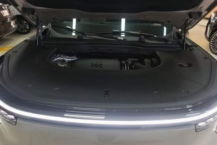 Used IM Zhiji LS8 2026 Model 66 Ultra Tech Flagship Five-Seat Engine Bay