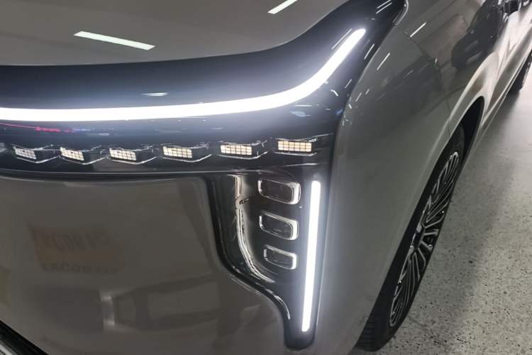 Used IM Zhiji LS8 2026 Model 66 Ultra Tech Flagship Five-Seat Left Front Headlight
